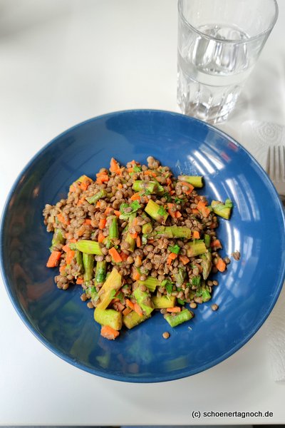 lauwarmer Linsen-Spargel-Salat mit Karotten, Petersilie und Orangendressing