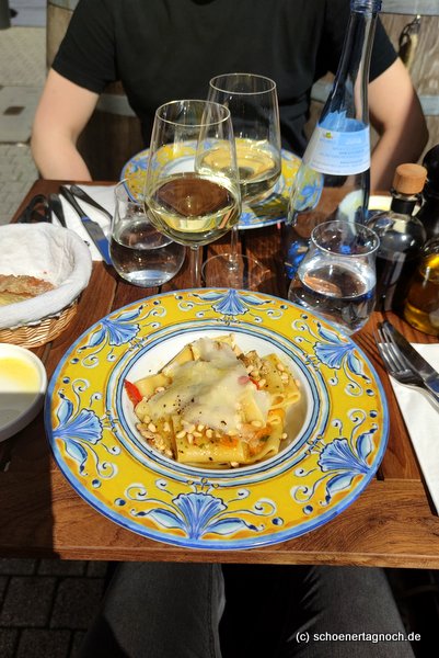 Taglioni mit Kirschtomaten, Rinderstreifen und Pinienkernen im Restaurant "Mamma in cucina" in Stuttgart