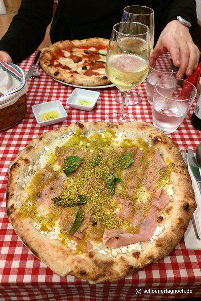 Pizza mit Fior di Latte, Mortadella und Pistaziencreme