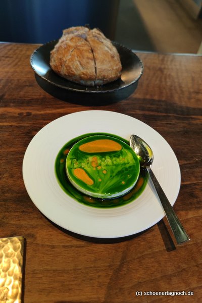 Brot und Butter mit Schnittlauchöl, Rosmarinöl und Chiliöl im Restaurant 100/200 in Hamburg