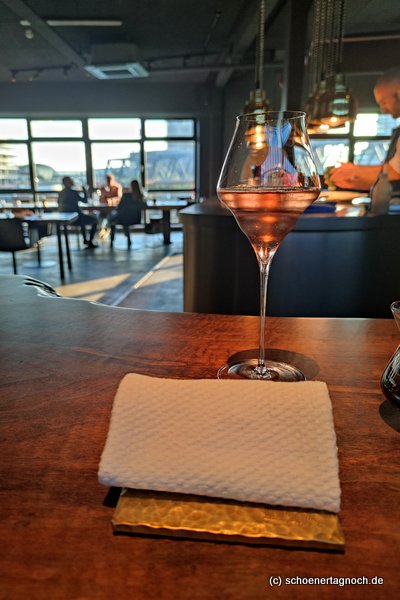 Rosé Sekt im Restaurant 100/200 in Hamburg mit Blick auf die Küche und die Elbbrücken