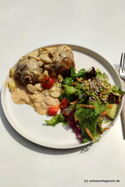 Semmelknödel mit Spargelragout und grünem Salat im "Karla & gut" in Karlsruhe