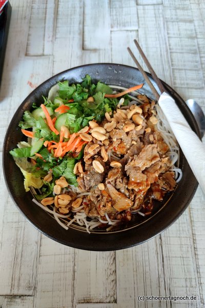 Bun Bo, Reisnudeln mit gebratenen Rindfleischstreifen und Salat, im Saigon Asia Imbiss in Karlsruhe