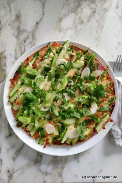 Tortilla-Pizza mit grünem Spargel. Mangochutney, Sambal Oelek, Frühlingszwiebeln und frischem Koriander
