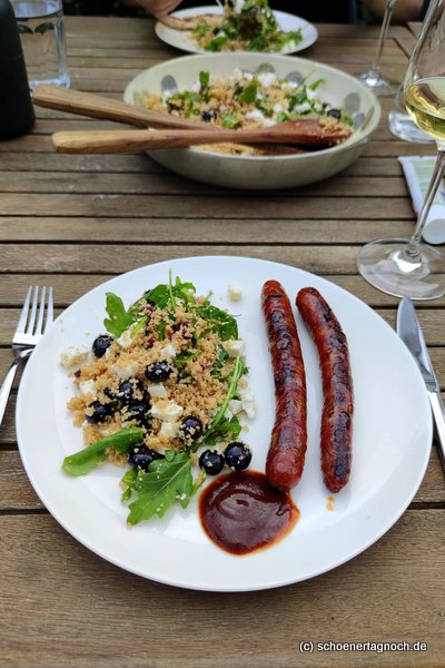 Merguez vom Grill, dazu Couscous-Salat mit Rucola, Heidelbeeren und Feta