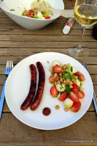 Gegrillte Merguez, dazu Kichererbsen-Salat mit Mozzarellakugeln, Kirschtomaten und Frühlingszwiebeln