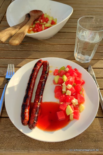 Gegrillte Merguez mit Wassermelonen-Gurken-Salat mit Feta und Minze