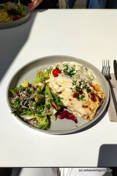 Spargelragout, Kartoffelgratin und grüner Salat im "Karla & gut" in Karlsruhe