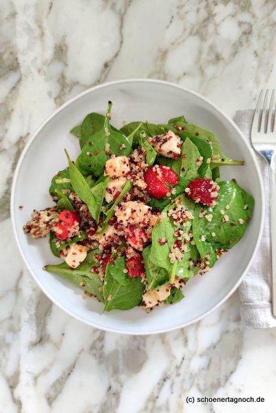 Quinoa-Spinat-Salat mit Erdbeeren und Mozzarella