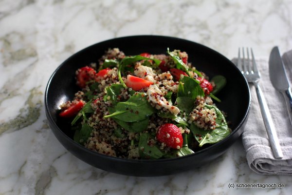 Quinoa-Spinat-Salat mit Erdbeeren und Mozzarella