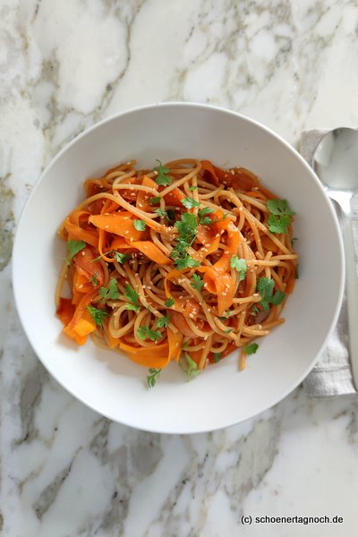 Spaghetti mit Miso-Möhren und frischem Koriander