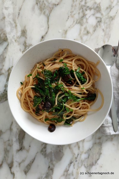 Zitronen-Spaghetti aglio e olio mit Babyspinat und Oliven