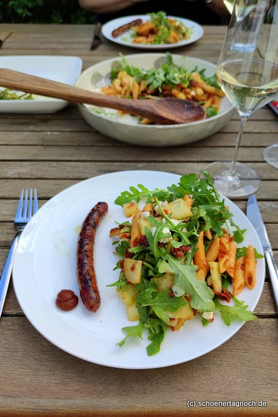 Merguez vom Grill, dazu mediterraner Nudelsalat mit getrockneten Tomaten, Gurke, Rucola und Feta