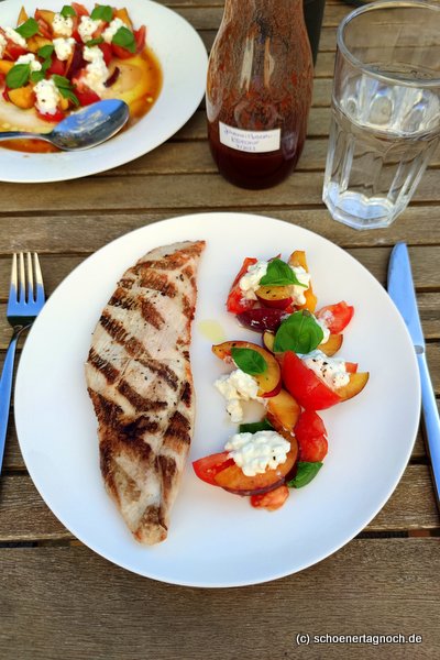 Putenschnitzel vom Grill mit Tomaten-Nektarinen-Salat mit Hüttenkäse