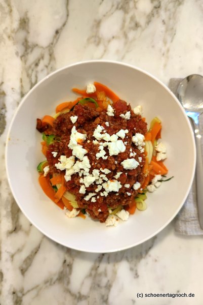 Süßkartoffel-Zucchini-Zoodles mit Harissa-Bolognese