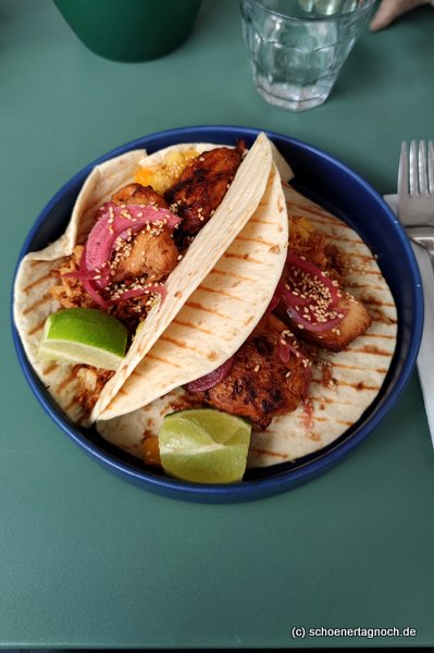 Tacos mit Hähnchen, Röstzwiebeln und Mango-Chutney im "Claus" in Karlsruhe