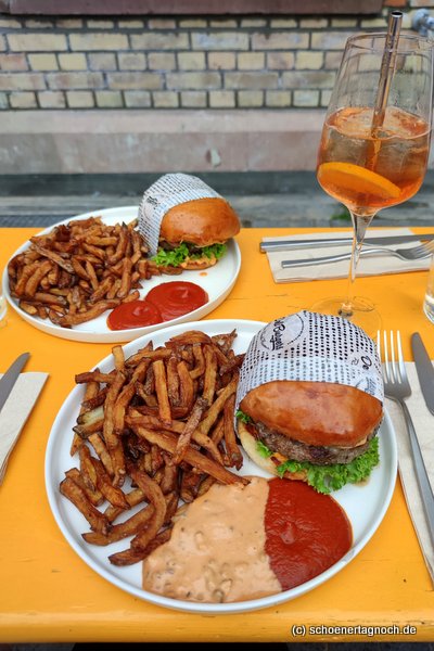 Burger mit Fritten und Apero im "Karla und gut" in Karlsruhe