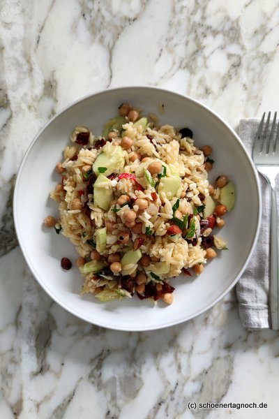 Risoni-Salat mit Zitronendressing, Gurke, Feta und frischen Kräutern