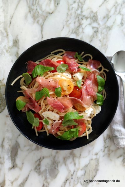 Spaghetti mit kalter Tomaten-Mozzarella-Sauce und Parmaschinken