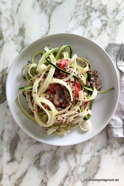 Zoodle-Salat mit Quinoa, Tomate und Feta