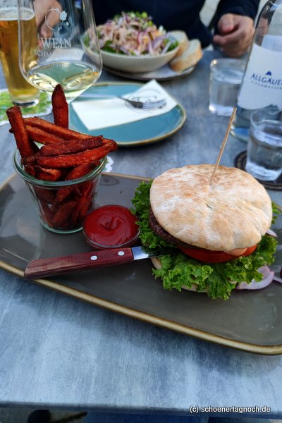 Burger mit Süßkartoffelpommes im Bene in Sonthofen