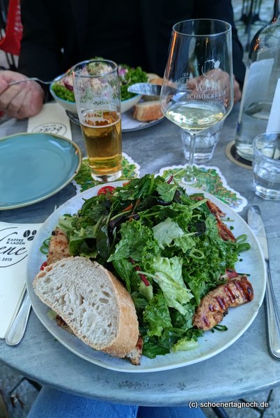 Wildkräutersalat mit Putenbruststreifen im "bene Kaffee & Laden" in Sonthofen