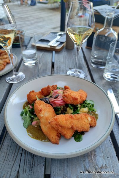 Backhendl mit Kartoffelsalat und Kürbiskernöl im "freistil" in Ofterschwang