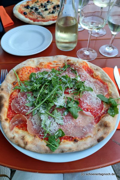 Pizza mit Rucola und Parmaschinken in der Pizzeria Da Zaza in Sonthofen im Allgäu