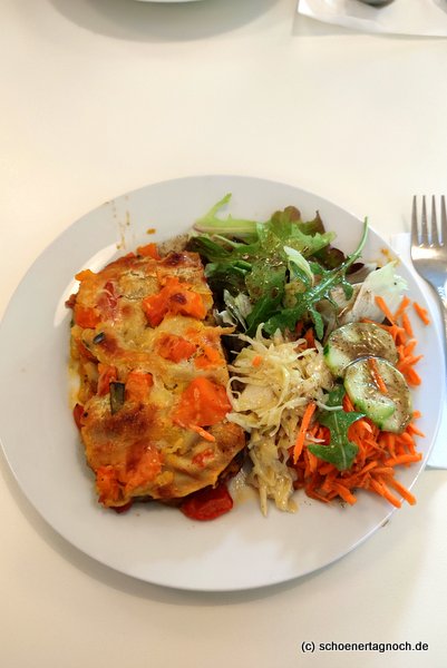 Kürbislasagne mit Salat im Glashaus in Karlsruhe