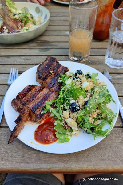 Entrecote und Rumpsteak vom Grill mit Couscous-Salat mit Heidelbeeren, Rucola und Feta