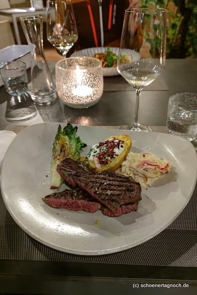 Ribeye-Steak mit gebratenem Salat, Ofenkartoffel und Cole Slaw im Hubertushof in Ilbesheim