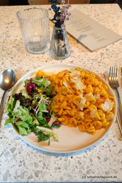 Kürbispasta mit Salat im "Karla & gut" in Karlsruhe