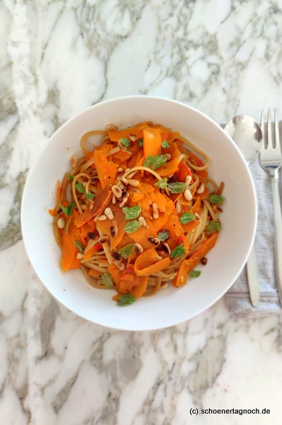 Linguine mit Kürbisstreifen, Chili, Minze und gerösteten Pinienkernen