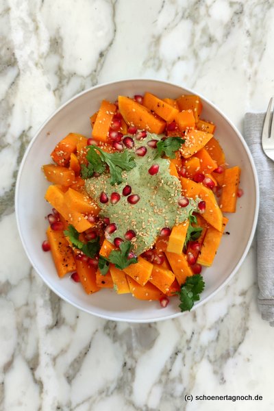 ofengerösteter Kürbis mit Koriander-Tahini-Dressing und Granatapfelkernen