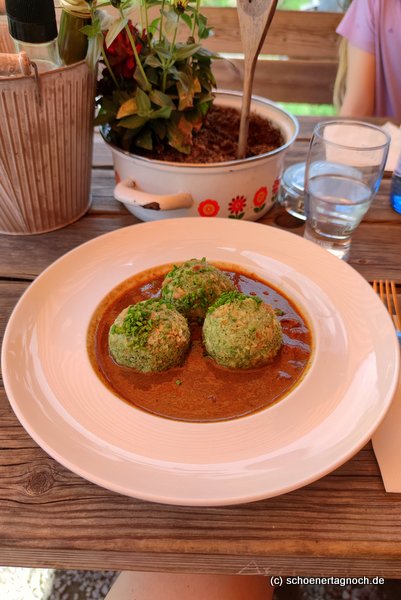 Spinatknödel mit Wildgulasch